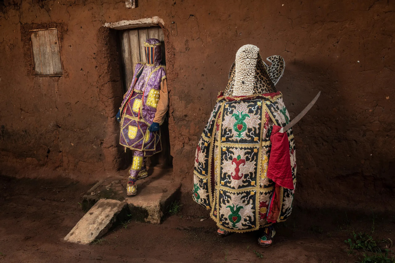 Egungun Voodoo jamiyati, Benin: Jan-Klod Moshetti, Fransiya (uchinchi oʻrin, portret rasmi).&nbsp;<br>Egungun — bu ajdodlar ruhlarini ulugʻlaydigan yashirin vudu jamiyati. Unda ruhlar oʻzlarining<br>tirik qarindoshlarini doimo kuzatib turishadi, deb hisoblashadi va ularni duo qiladi, himoya<br>qiladi, ogohlantiradi, lekin agar ularga eʼtibor bermasalar, jazolashlari mumkin, mazmunidagi<br>tushunchani ilgari suradi. Ruhlar, shuningdek, jamiyatni oʻlatdan, jodugarlikdan va yovuz<br>odamlardan himoya qilishi mumkin, hattoki ularni yer yuziga jismonan qaytarish mumkin. U<br>holda, Egungun koʻchalari paydo boʻladigan, sakrab, raqsga tushadigan va baland ovozda<br>yigʻlayotgan bu ruhlarning qabulxonasiga aylanadi.<br>