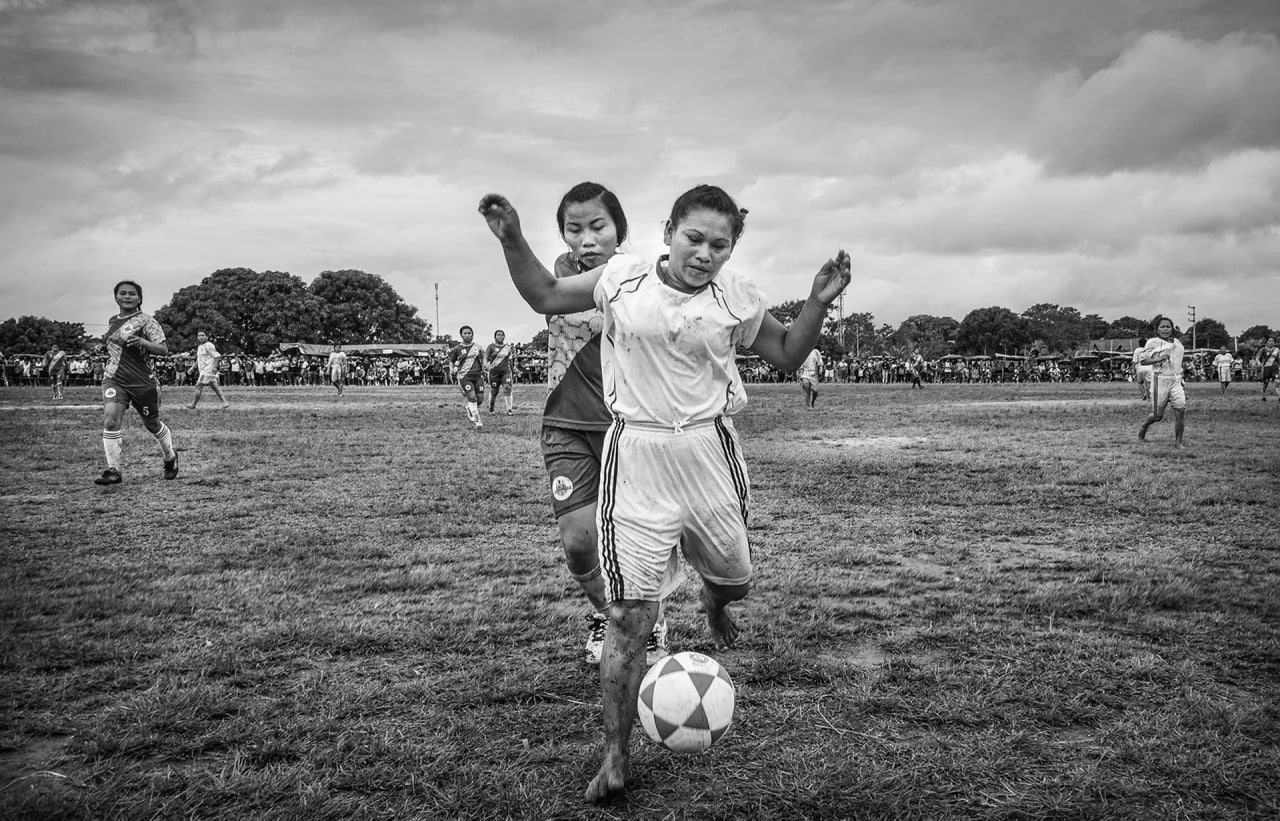 Mundialito: Andrea Fantini, Italiya (2-oʻrin, Sport).<br>Mundialito — Janubiy Amerikadagi eng muhim mahalliy futbol kuboklaridan birining laqabi. Tadbir 1992-yilda boshlangan va hozirda Amazonning Peru, Boliviya hamda Kolumbiya jamoalaridan 80 ta erkaklar va 32 ta ayollar jamoalarini 12 kunlik chempionatda birlashtiradi. Biroq, kubokning asl ahamiyati futbol bilan bogʻliq emas. Mundialito mahalliy Amazon jamoalariga taʼsir qiluvchi parchalanib ketayotgan kuchlarga qarshi qarshilik koʻrsatish, zarba berishning ijtimoiy va siyosiy funksiyasini bajaradi.<br>